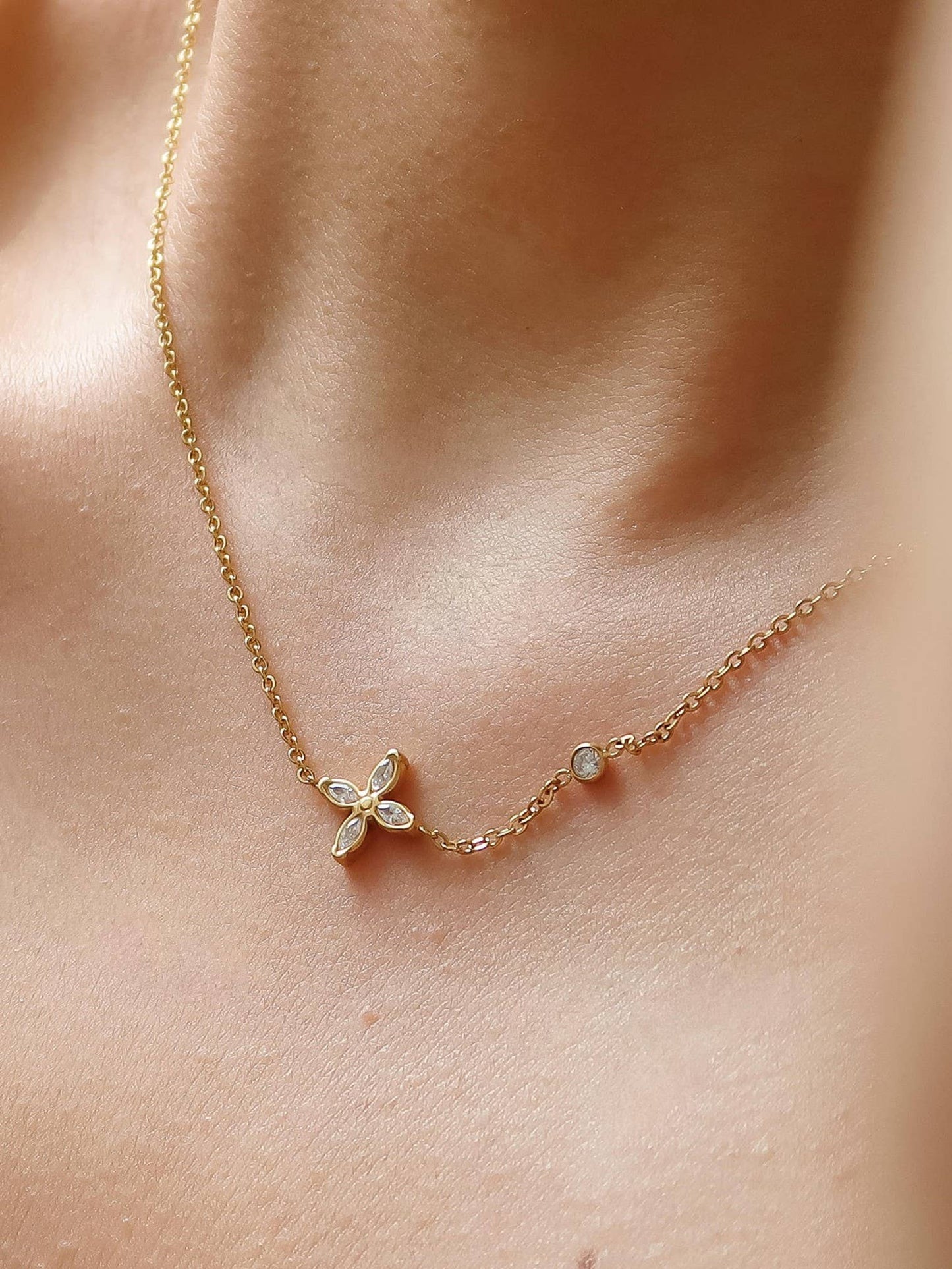 CLYRA GOLD FLOWER PENDANT NECKLACE