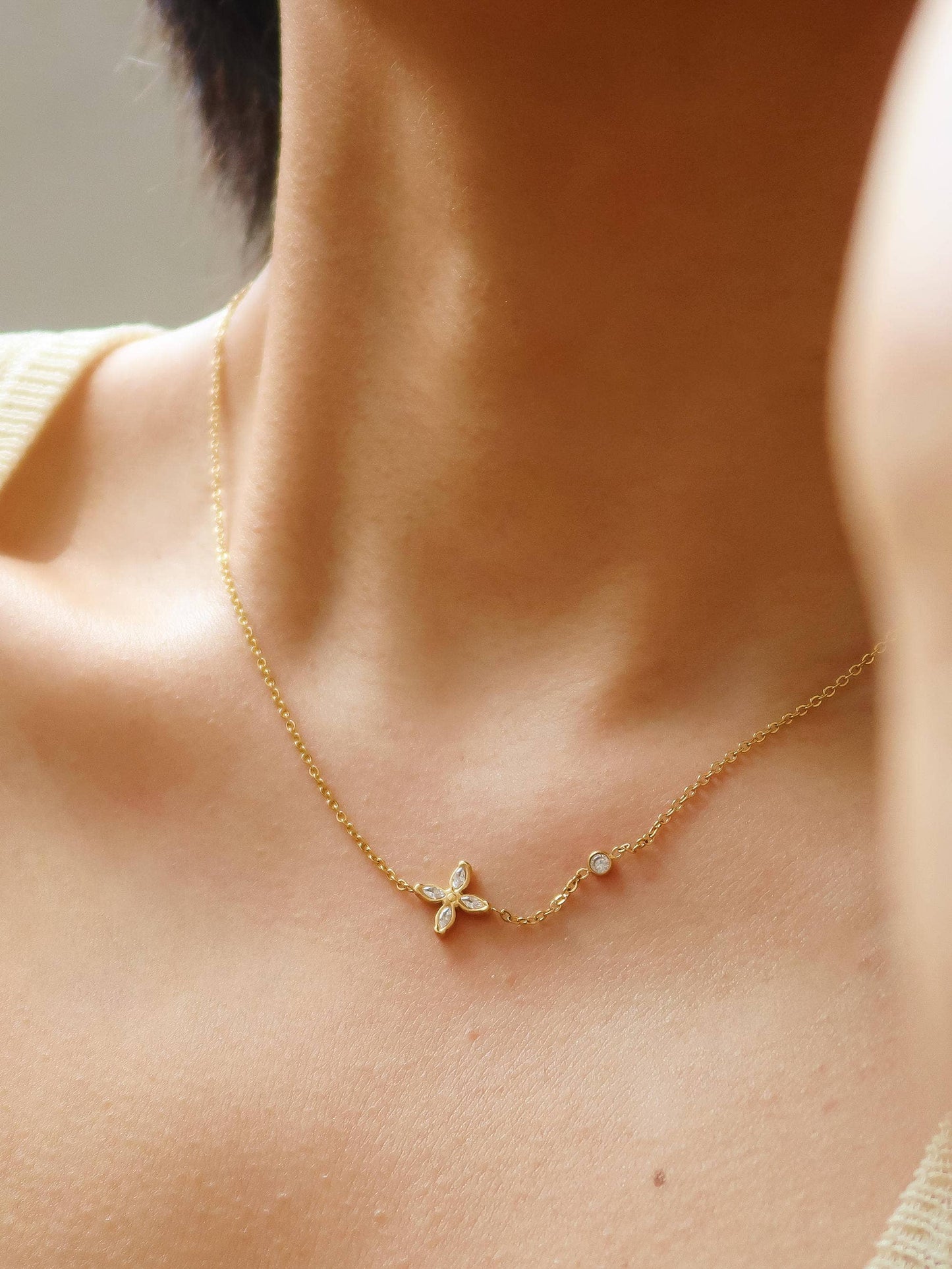 CLYRA GOLD FLOWER PENDANT NECKLACE