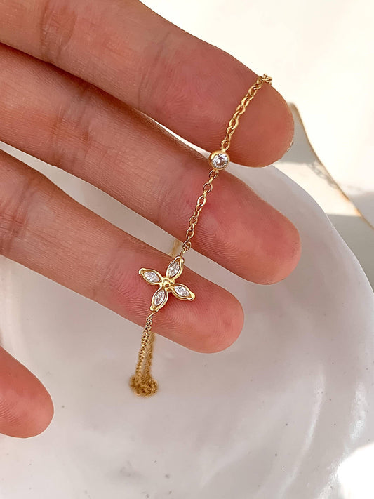 CLYRA GOLD FLOWER PENDANT NECKLACE