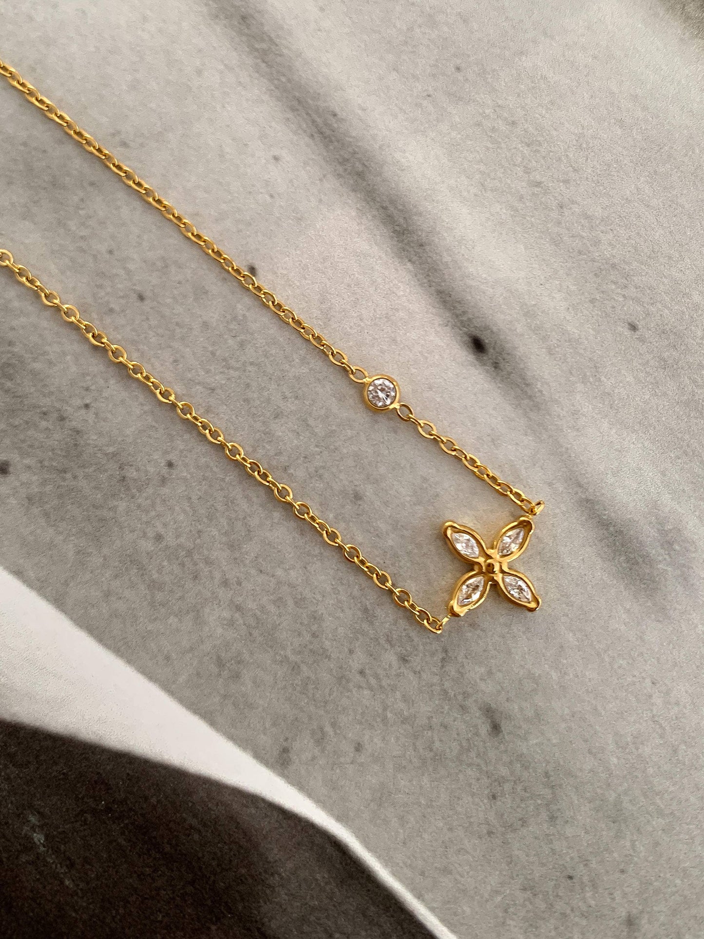 CLYRA GOLD FLOWER PENDANT NECKLACE